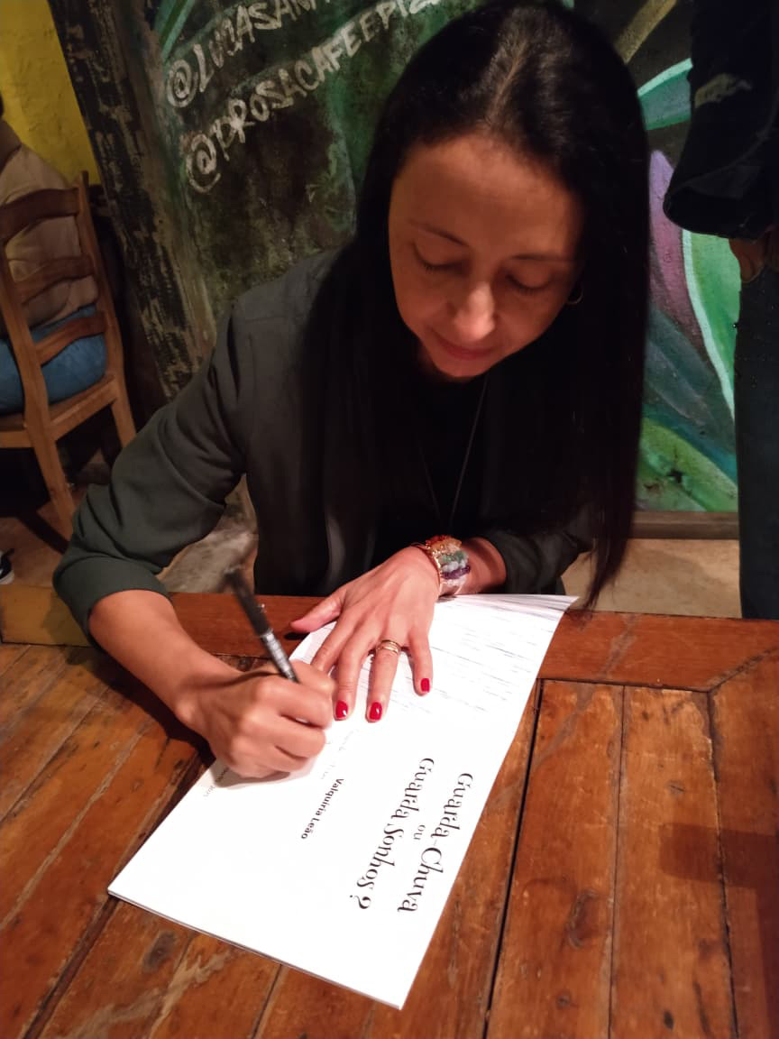 A escritora Valquiria Leão em noite de autógrafos de sua obra Guarda-Chuva ou Guarda Sonhos?