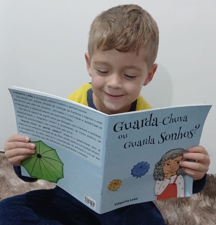 Foto de um leitor do livro Guarda-chuva ou guarda sonhos?