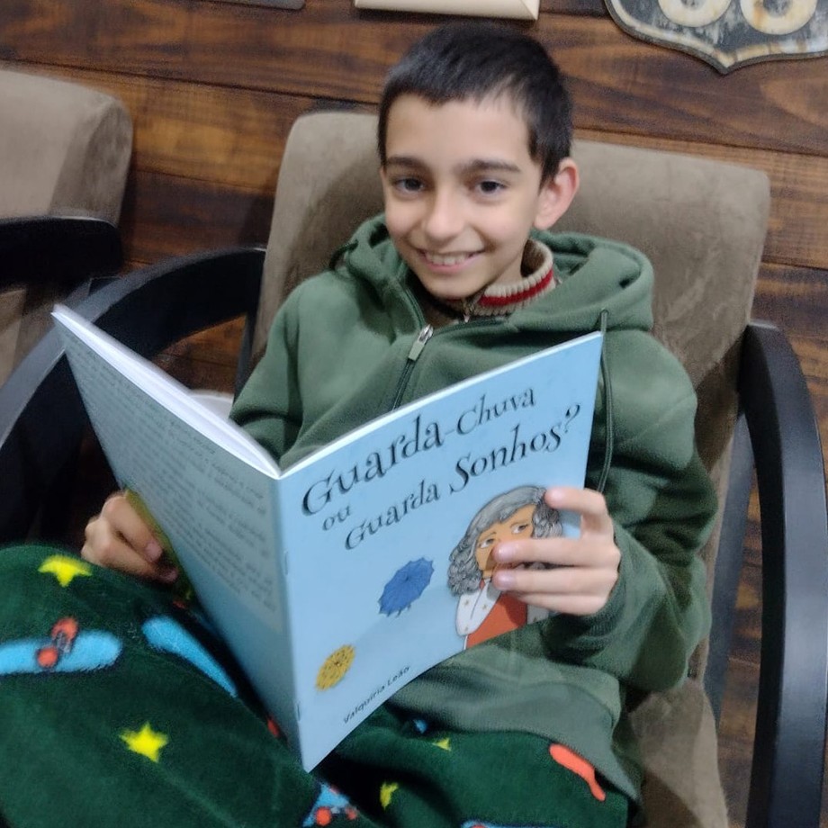 Foto de um leitor do livro Guarda-chuva ou guarda sonhos?